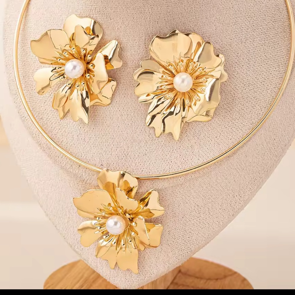 Zara lux unique adjustaby Gold Flower Necklace - Picture 8 of 10